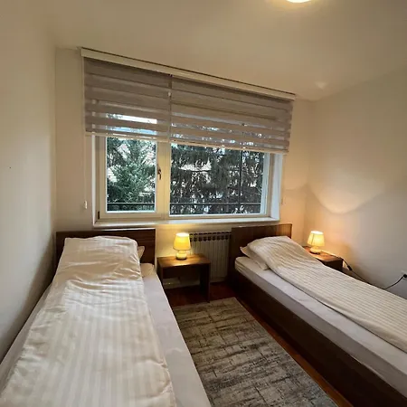 Lini Apartment *